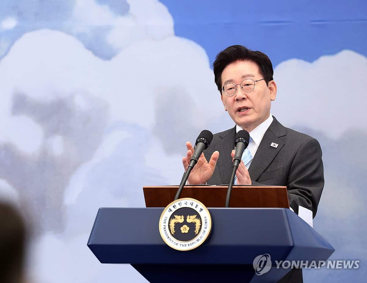 Lee's approval rating rises for first time in 10 weeks to 34.8%
