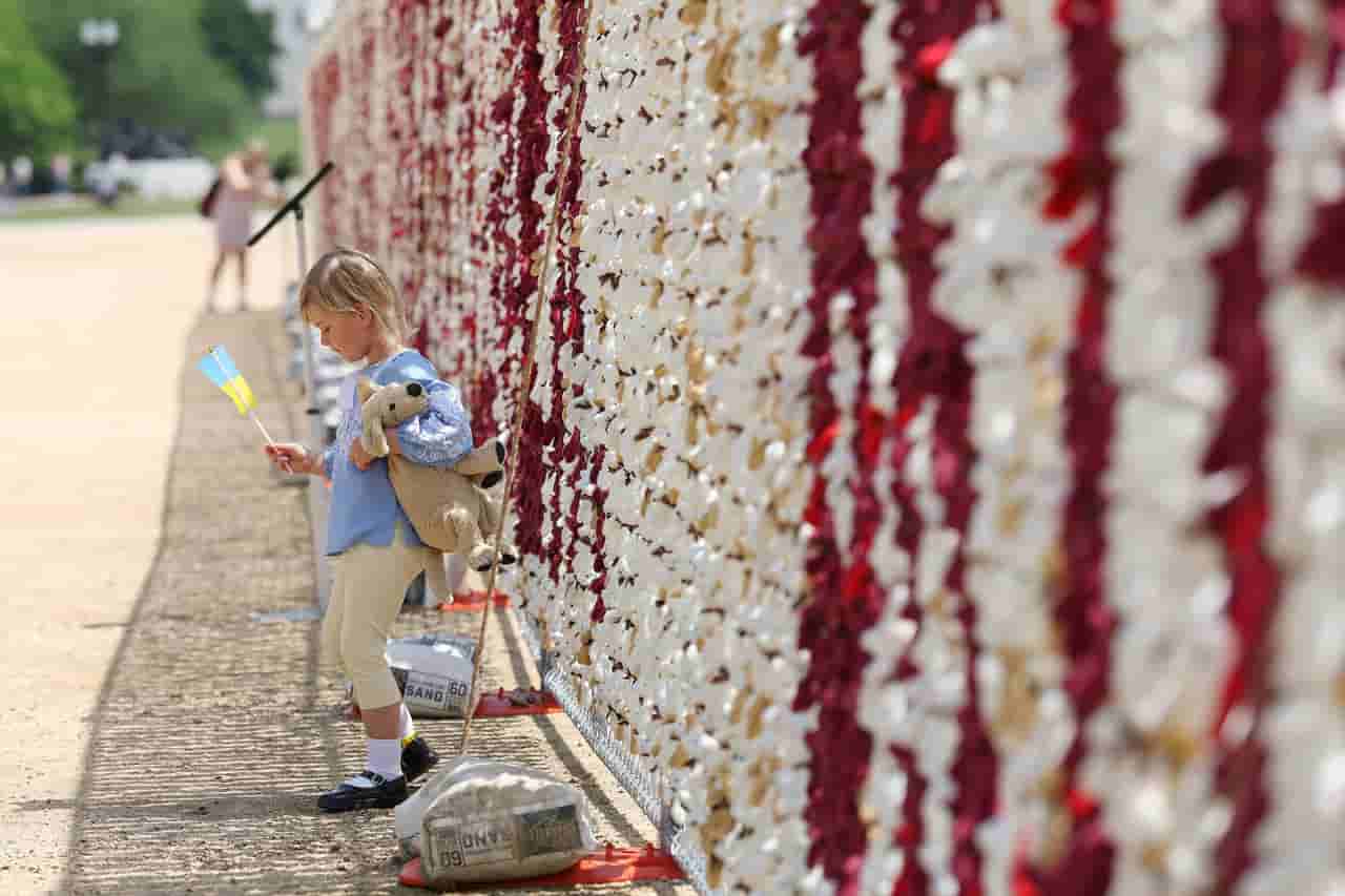 20,000 teddy bears displayed in Los Angeles to symbolize abducted Ukrainian children