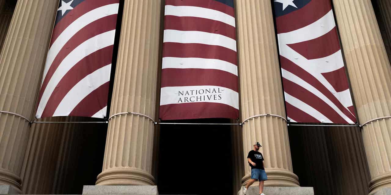 Trump, Xi tour National Archives as summit nears end