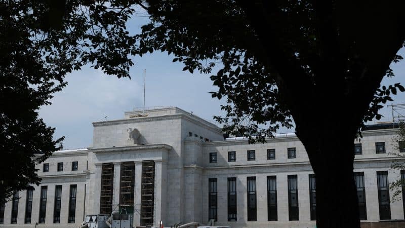 Trump threatens to halt trade unless Fed cuts rates