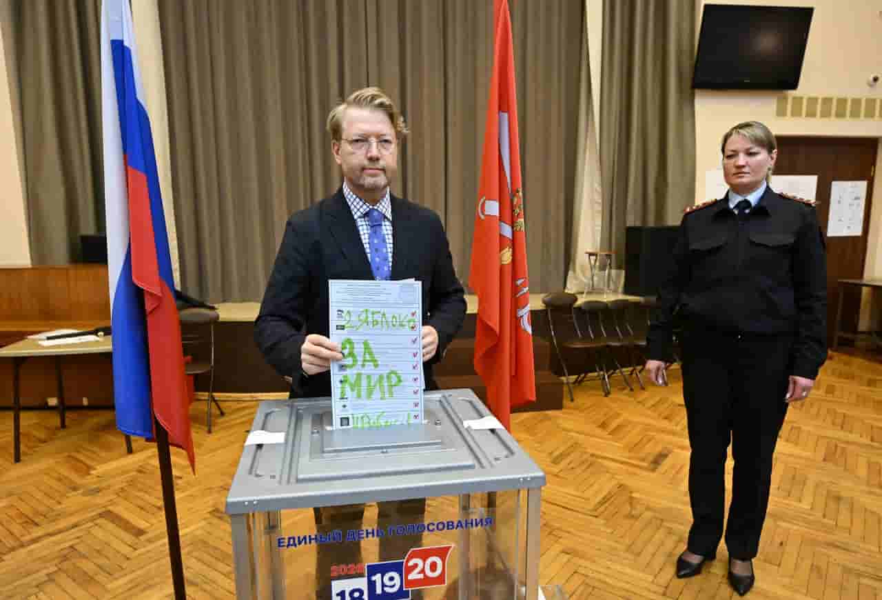 EU sanctions 10 Russian officials over Yabloko party ban