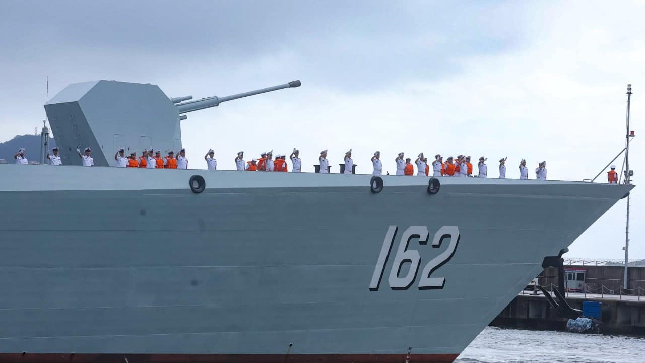 Hong Kong residents bid farewell to PLA warships
