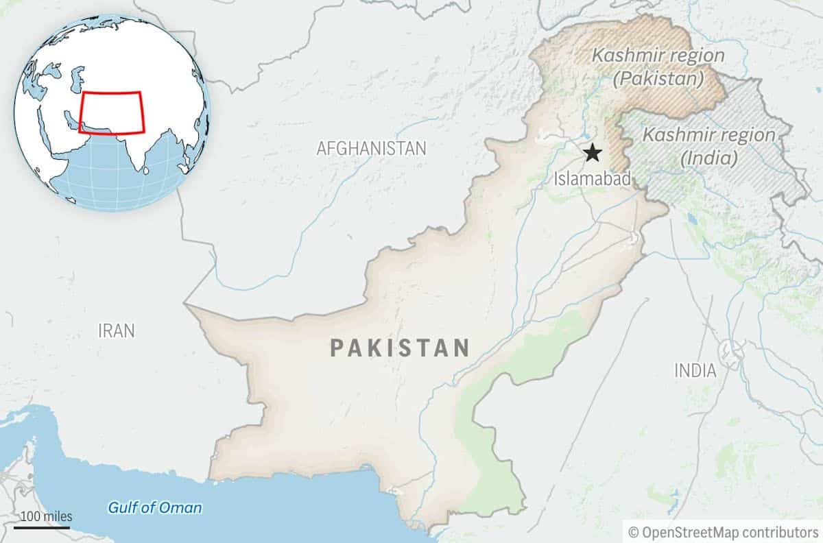 Pakistan reports 10 militants killed in clashes, 3 civilians dead in car bomb