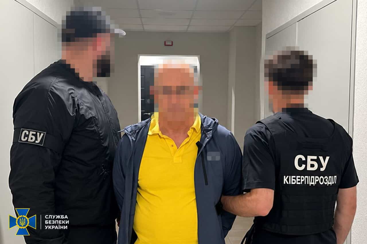 Ex-Crimea minister arrested in Kyiv on treason charges