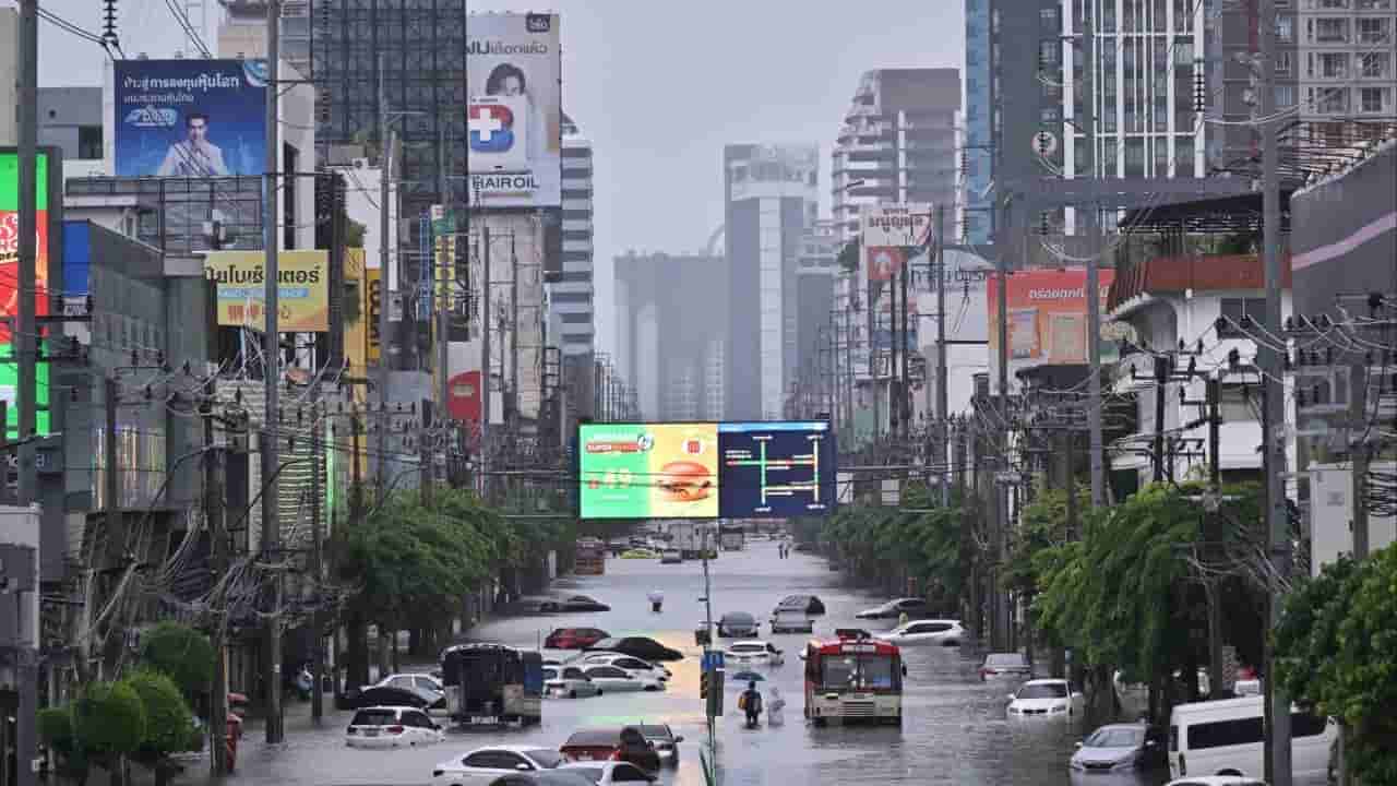 Bangkok declares flood disaster as thousands flee homes