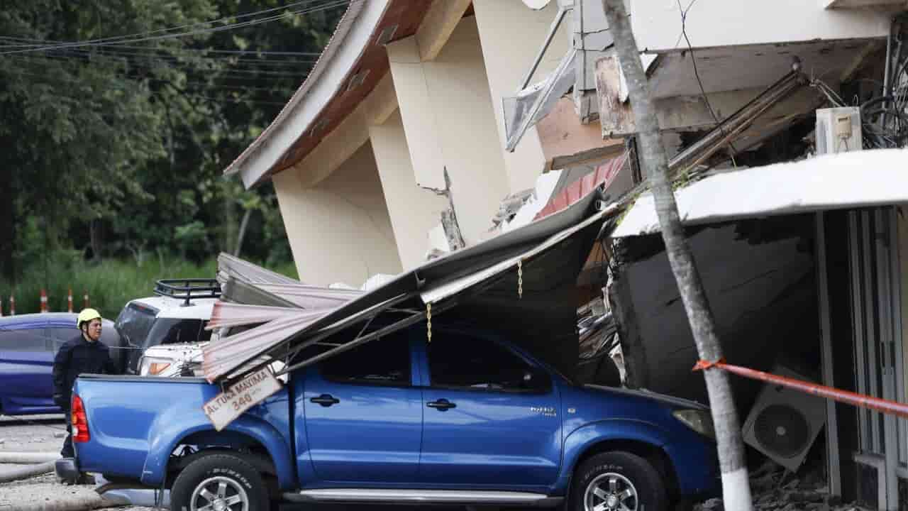 Panama rocked by powerful earthquakes, buildings collapse
