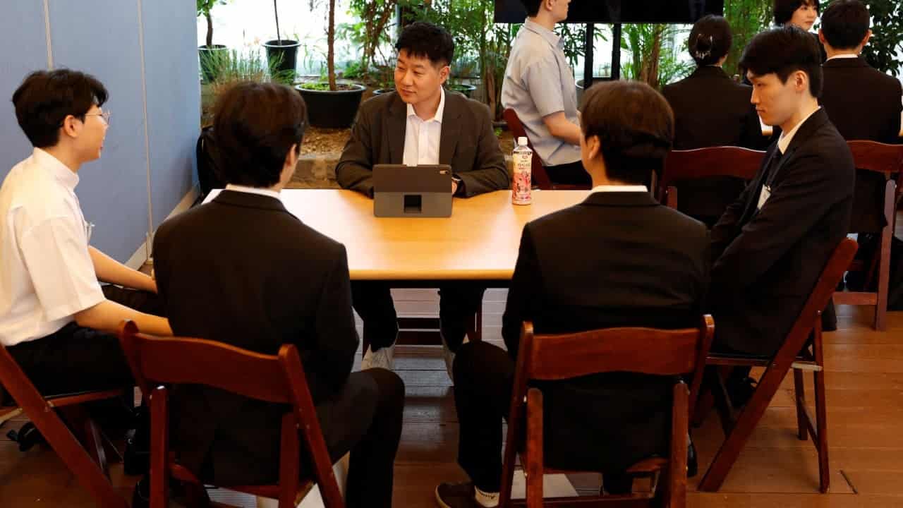 South Korean graduates seek jobs in Japan amid domestic shortage
