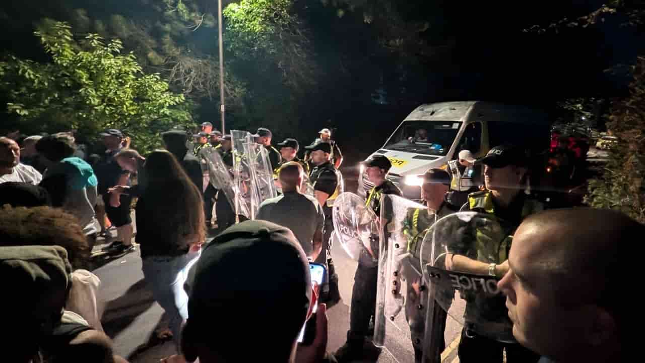 UK minister calls anti-migrant protests 'thuggish'