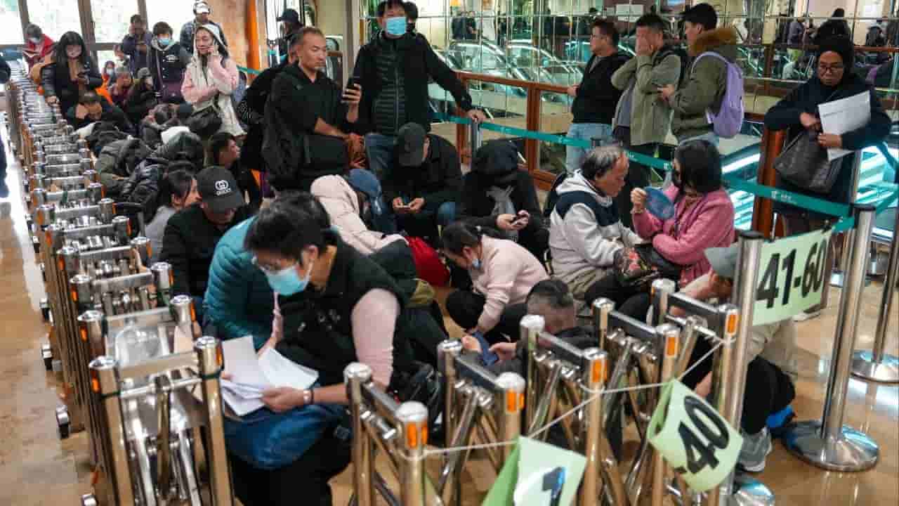Ombudsman: 'Queuing gangs' exploited Hong Kong driving licence system