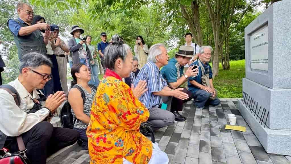 Okinawan delegation visits Beijing cemetery amid China-Japan tensions