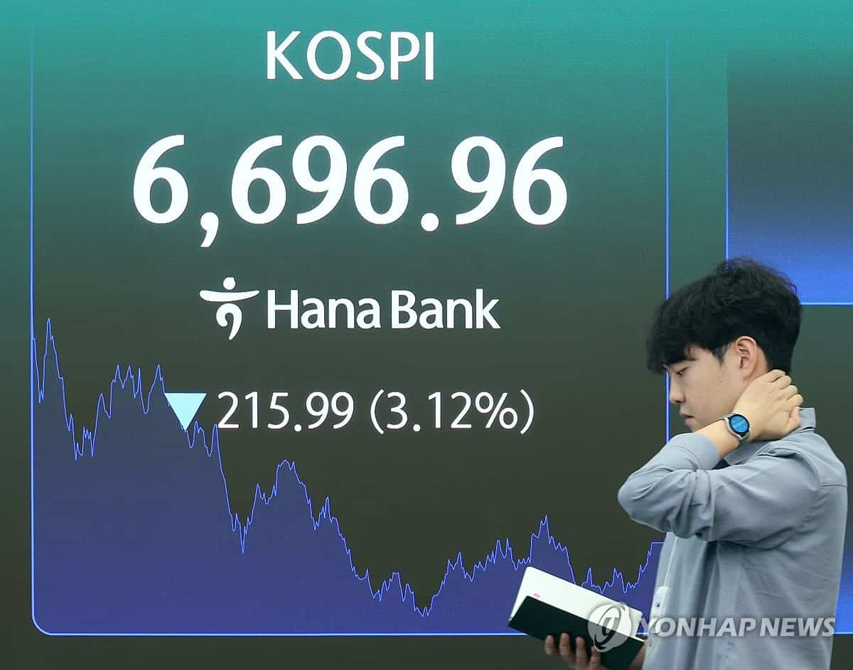 Seoul stocks open 2.4% lower on tech losses
