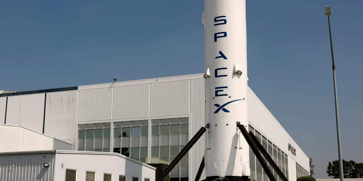 Early SpaceX investors weigh cashing out as stock lockups expire