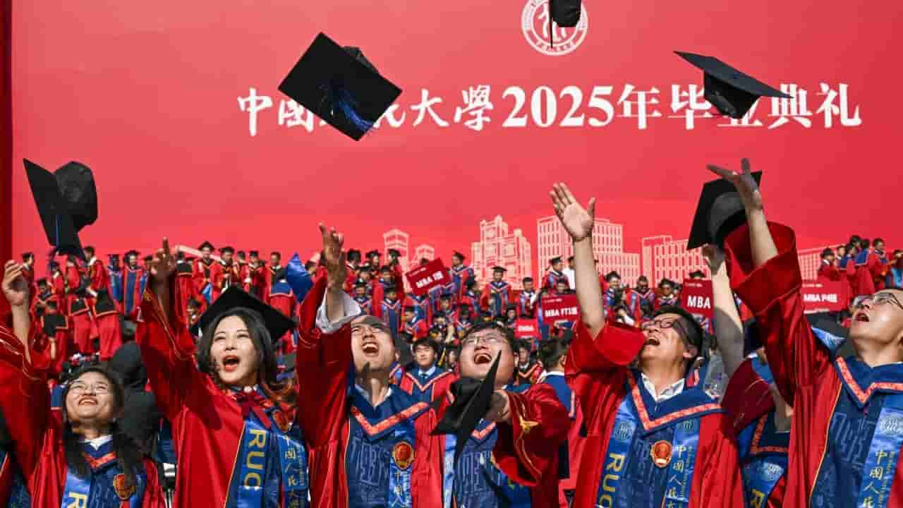 Chinese parents use AI to guide university degree choices