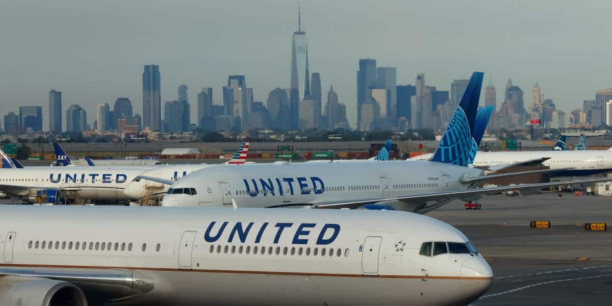United Airlines touts Starlink Wi-Fi, jabs at Delta's choice