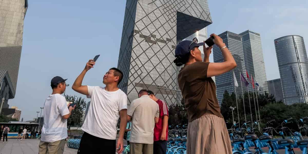 China's top apps open doors to Western users and payments
