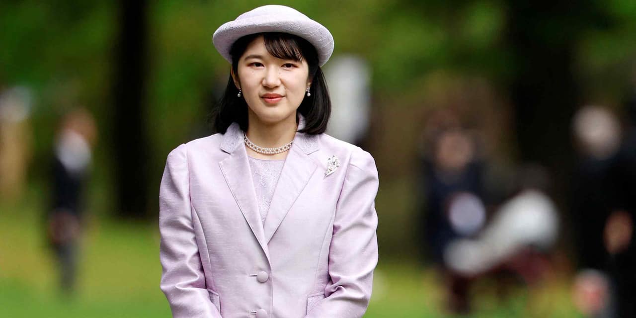 Japan revises imperial law, sidestepping female succession