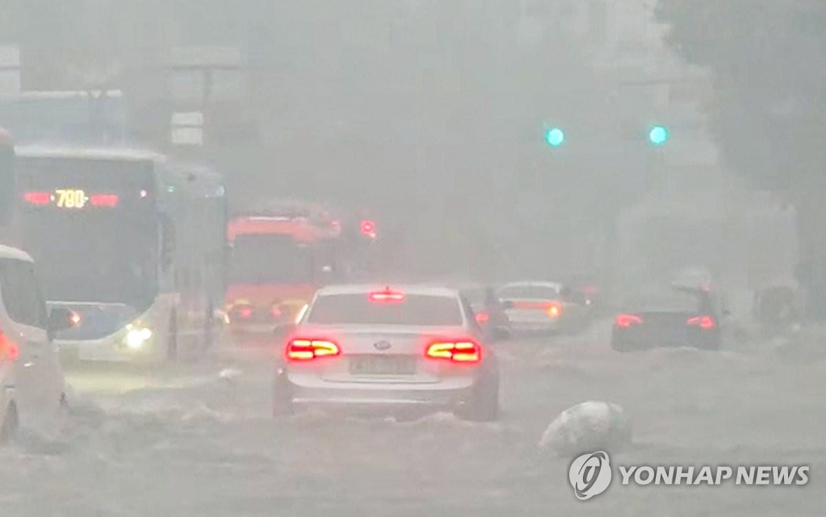 Heavy downpours flood streets, cause damage nationwide