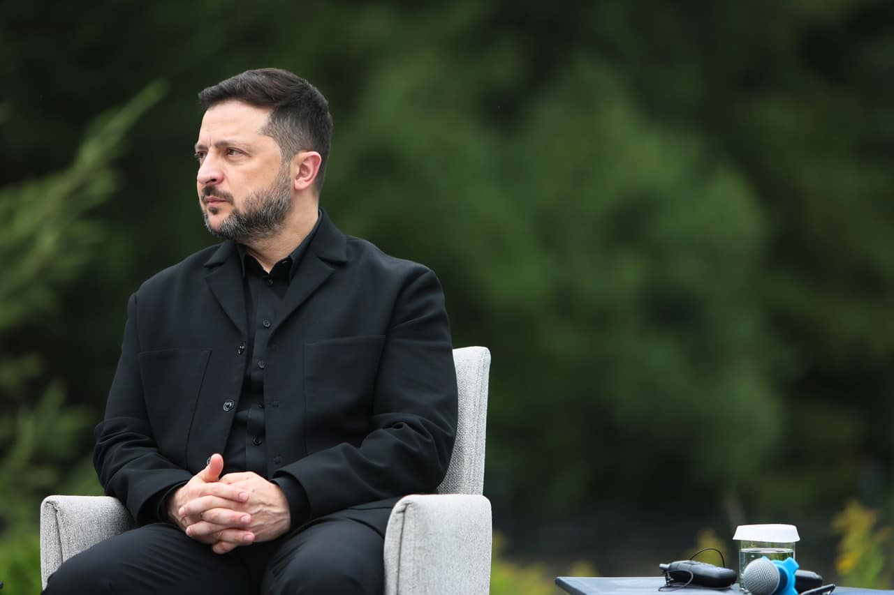 Poll: 72% of Ukrainians hold Zelensky responsible for corruption among allies