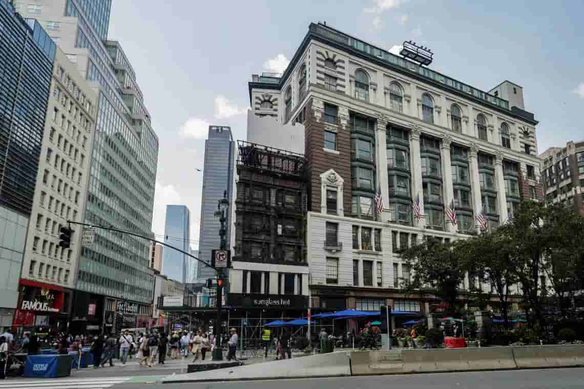 US retail sales jump 1.2% in August, signaling economic resilience amid inflation