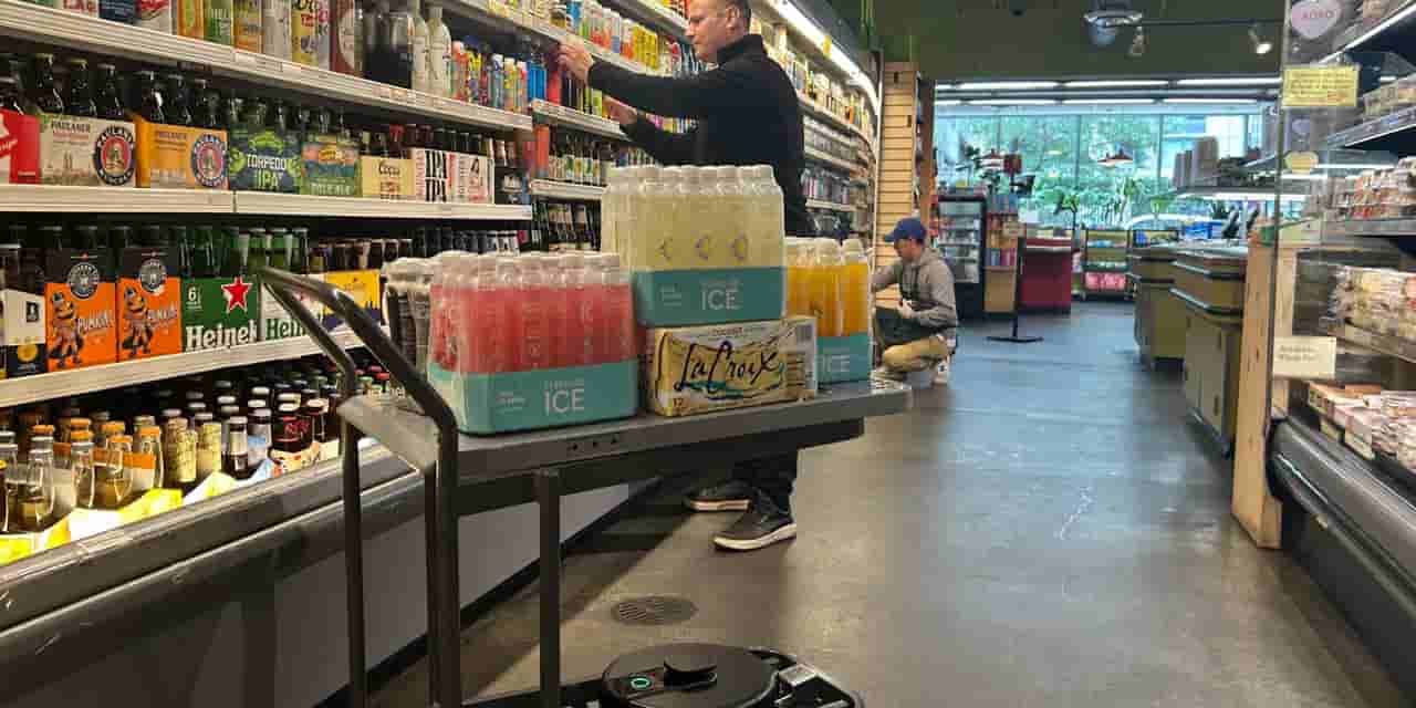 Japanese AI robot assists with restocking at New York grocery store