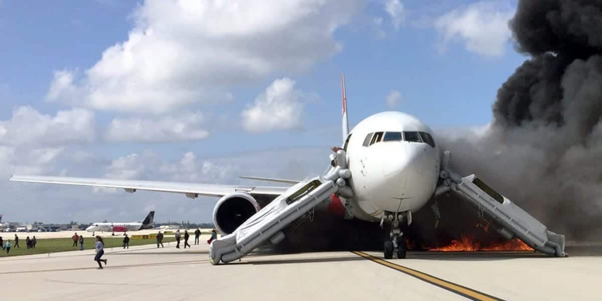 FAA warns passengers against taking bags during aircraft evacuations