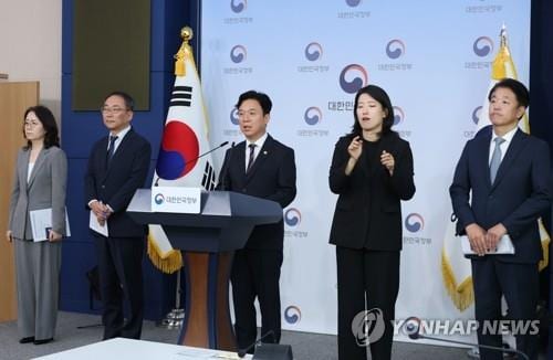 Labor minister proposes dialogue over mega cluster bill
