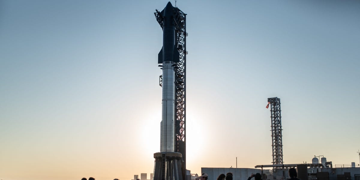 SpaceX launches Starship with Starlink satellites, aiming for orbit
