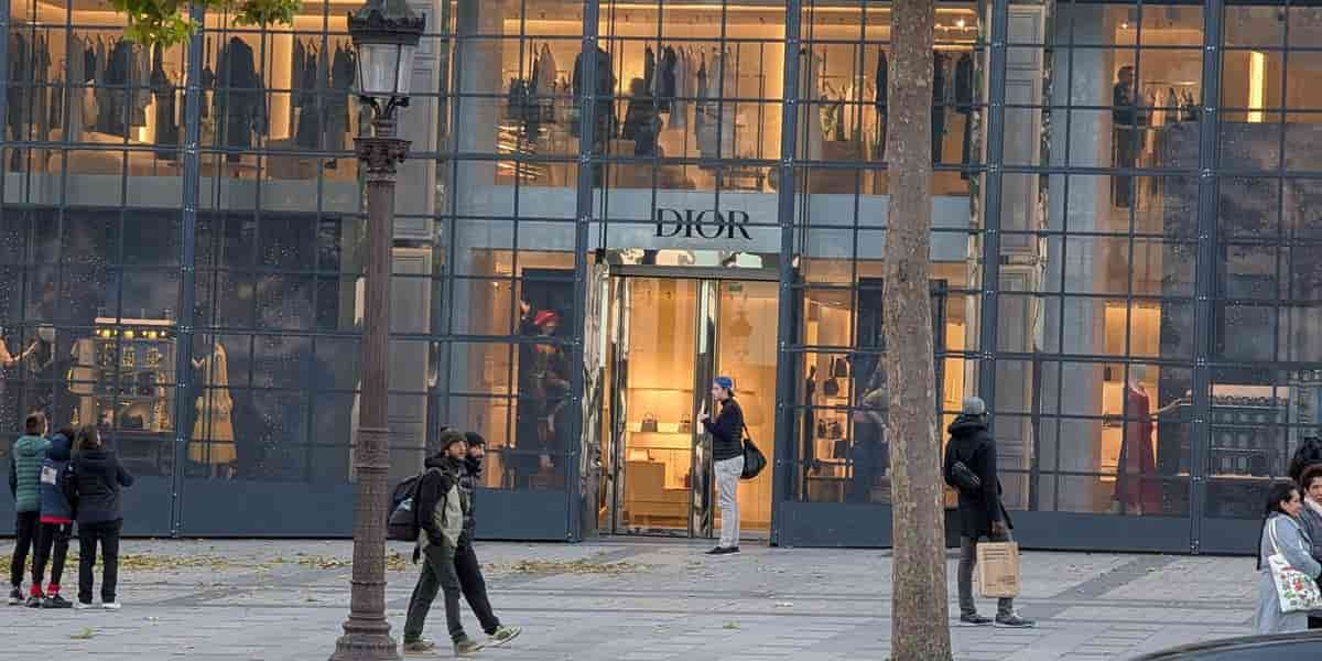 Paris businesses board up ahead of planned protests