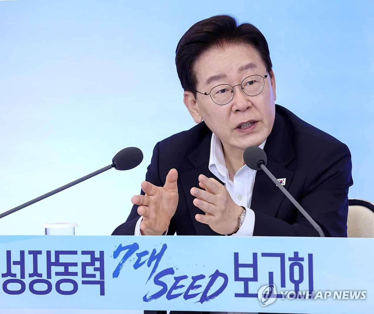 President Lee's approval rating falls to record low