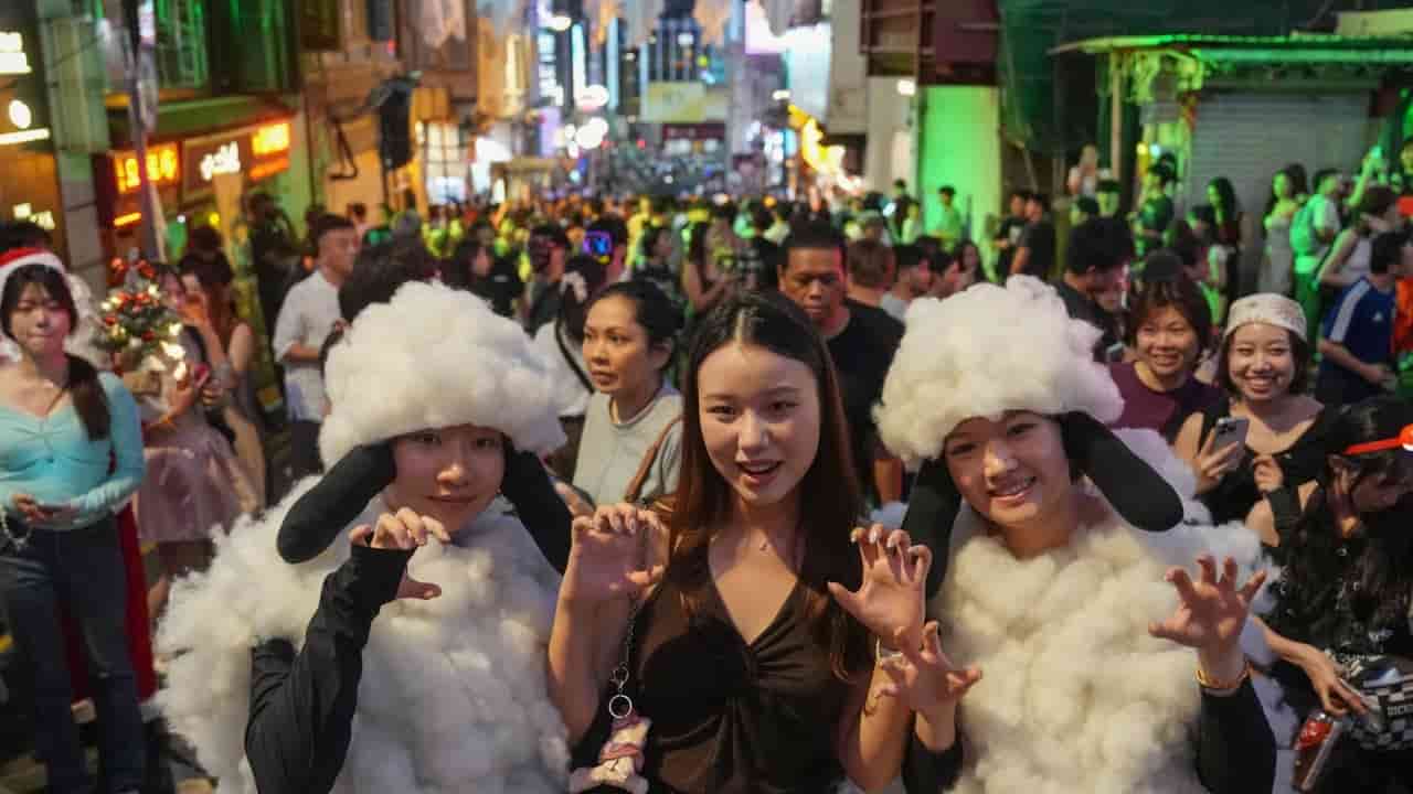 Hong Kong prioritizes public transport at Huanggang Port during Halloween weekend