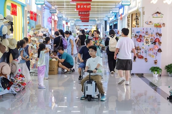China Services Spending Surges Past Goods as Travel, Entertainment Lead