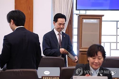 SCIA chief attends Cabinet meeting for second time amid controversy