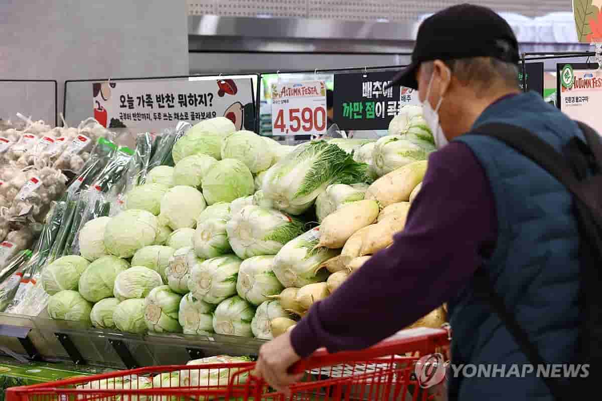 Consumer sentiment falls in October on market woes, Mideast tensions