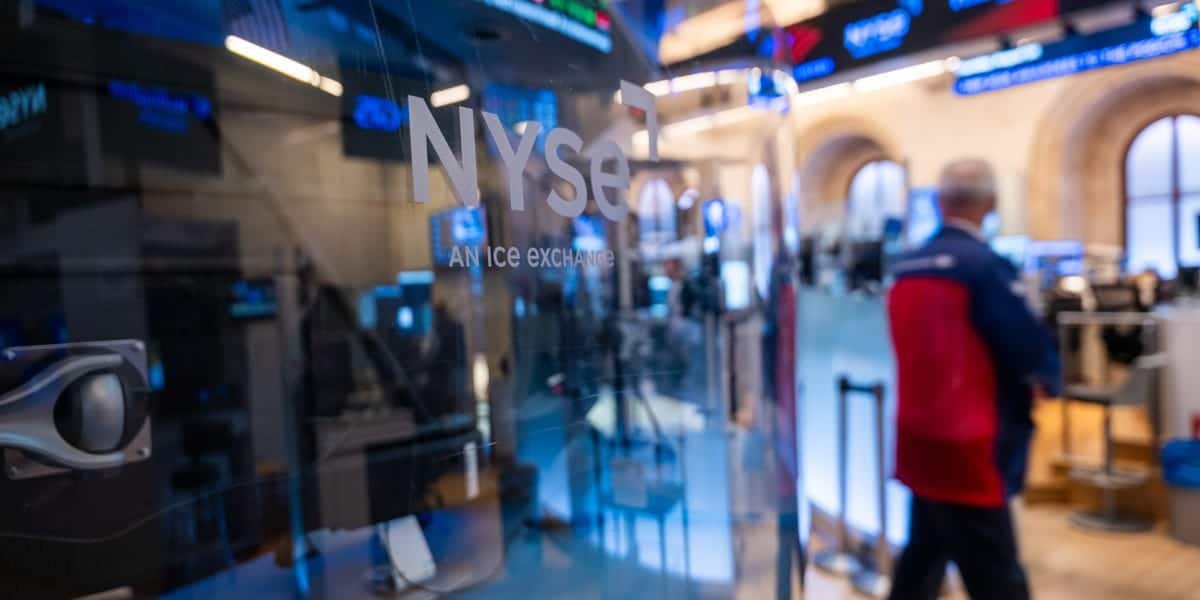 Stocks Rise as Weak Jobs Report Eases Fed Rate Hike Fears