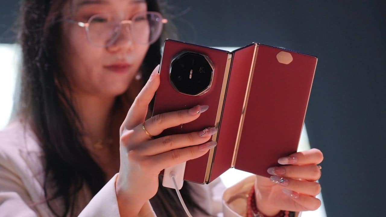 Huawei and Apple face market challenges with foldable phones amid memory crunch