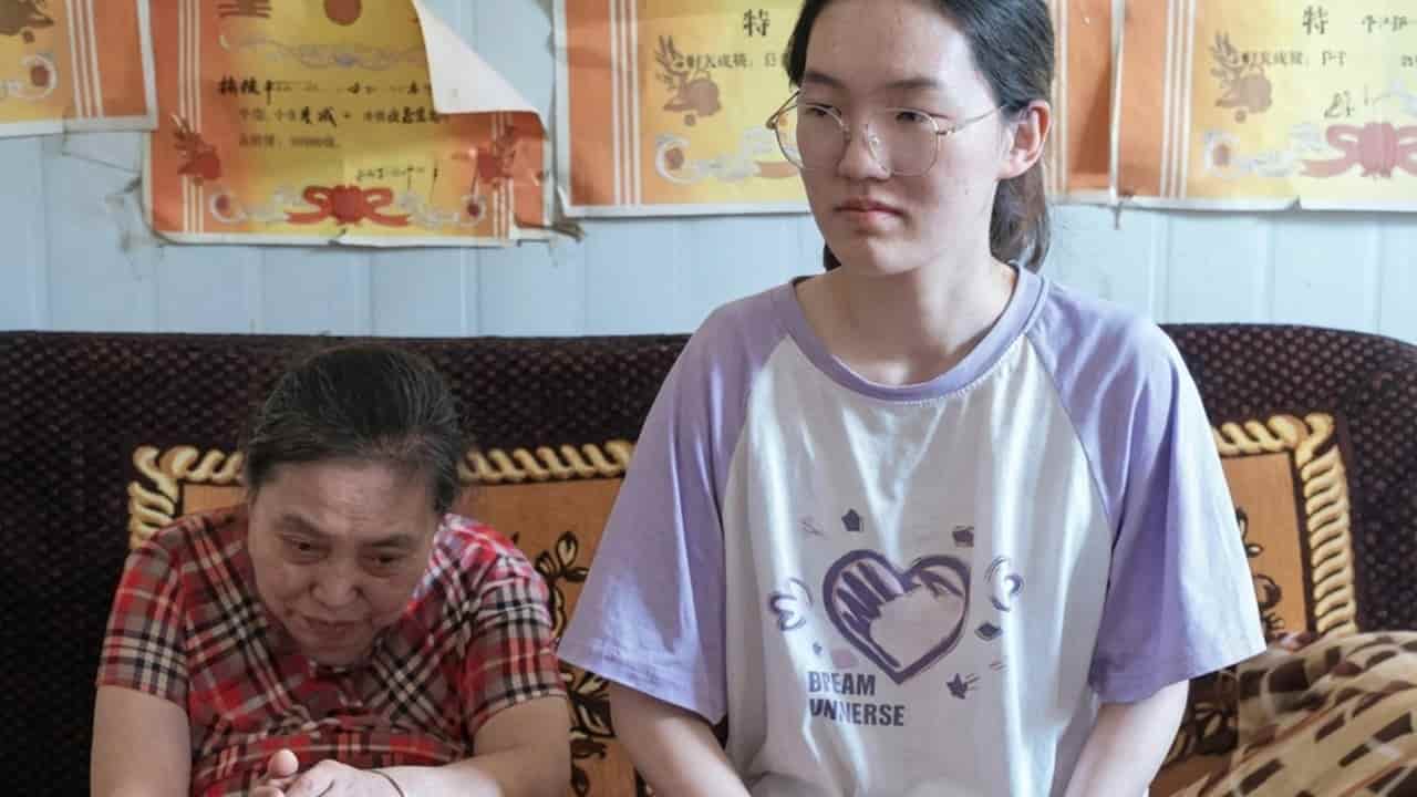 Low-income Chinese girl aces gaokao, inspires financial aid offers