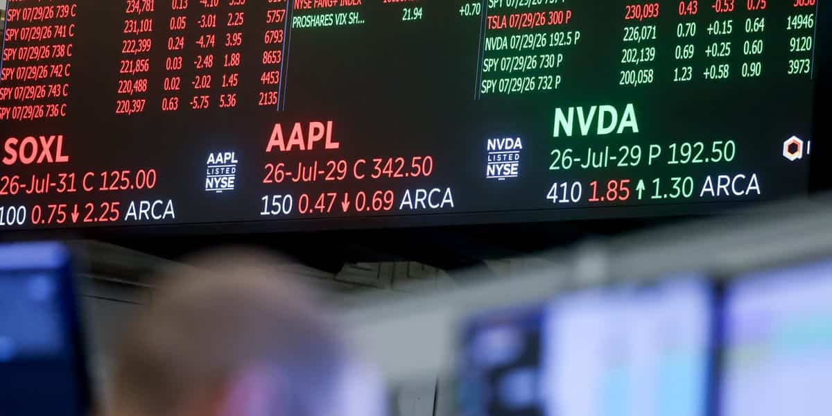 Retail investors show caution, shifting from single stocks to ETFs