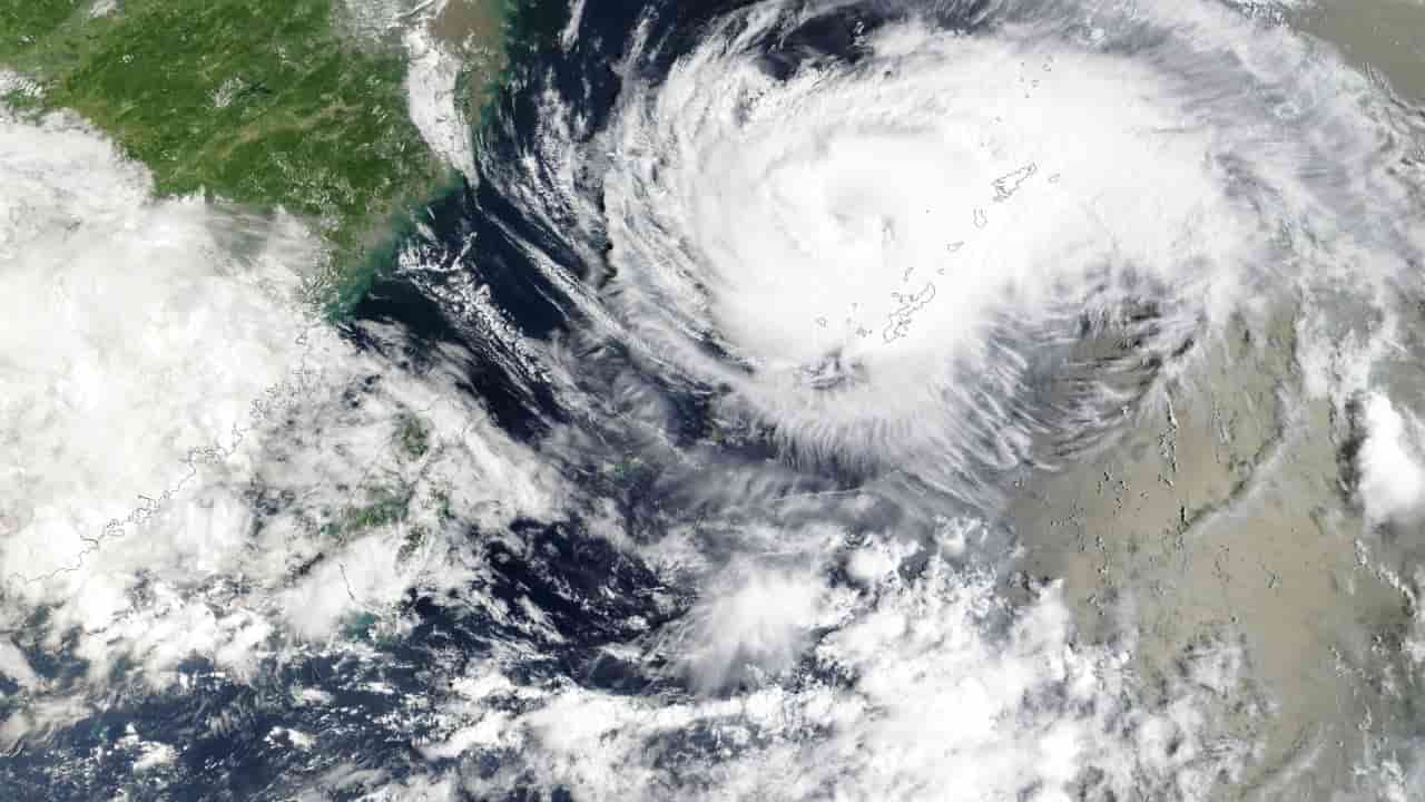 Typhoon Saudel Disrupts Transport in Shanghai and Shenzhen