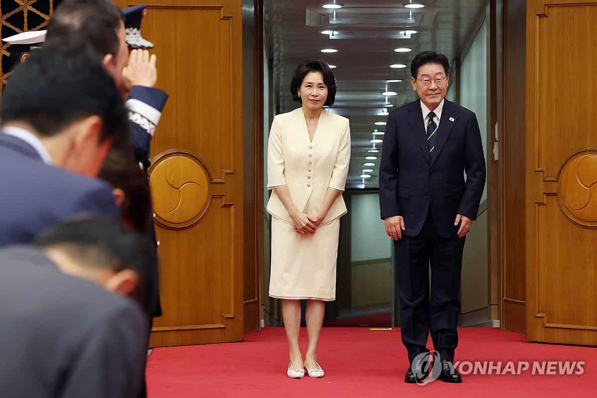 President Lee departs for Turkey to attend NATO summit