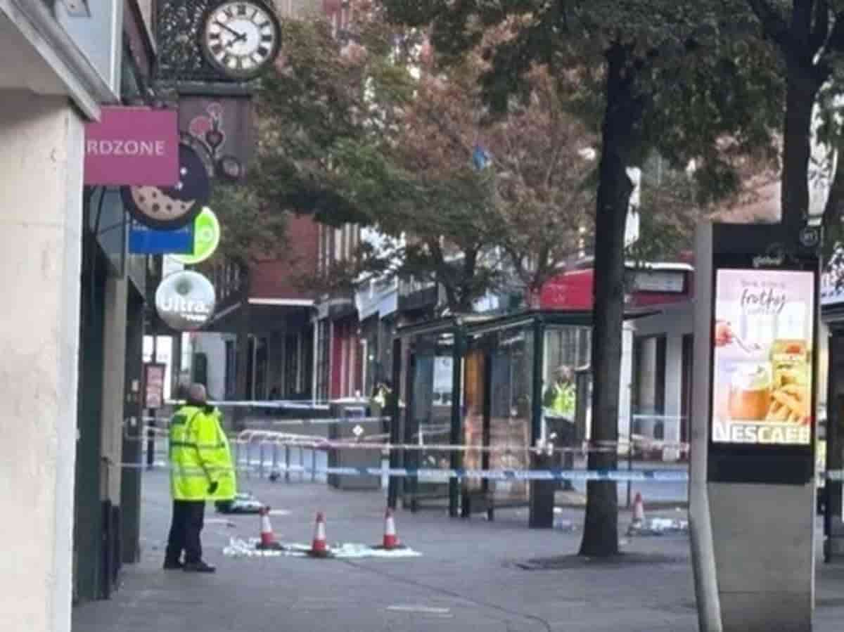 Nottingham police officer shot after approaching suspects
