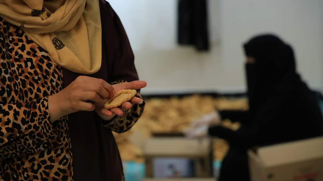 Yemeni women revive wartime food support for front lines
