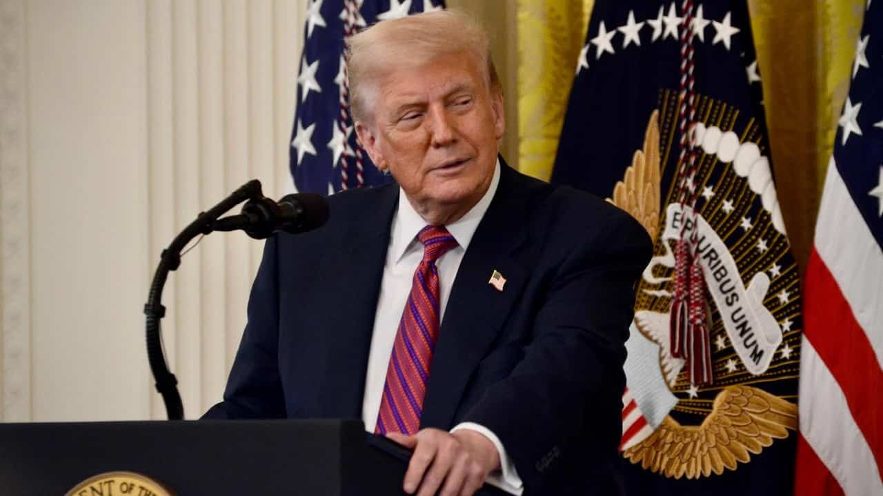Trump Administration Blocks Digital Dollar as Senate Democrats Seek Crypto Holdings Hearings