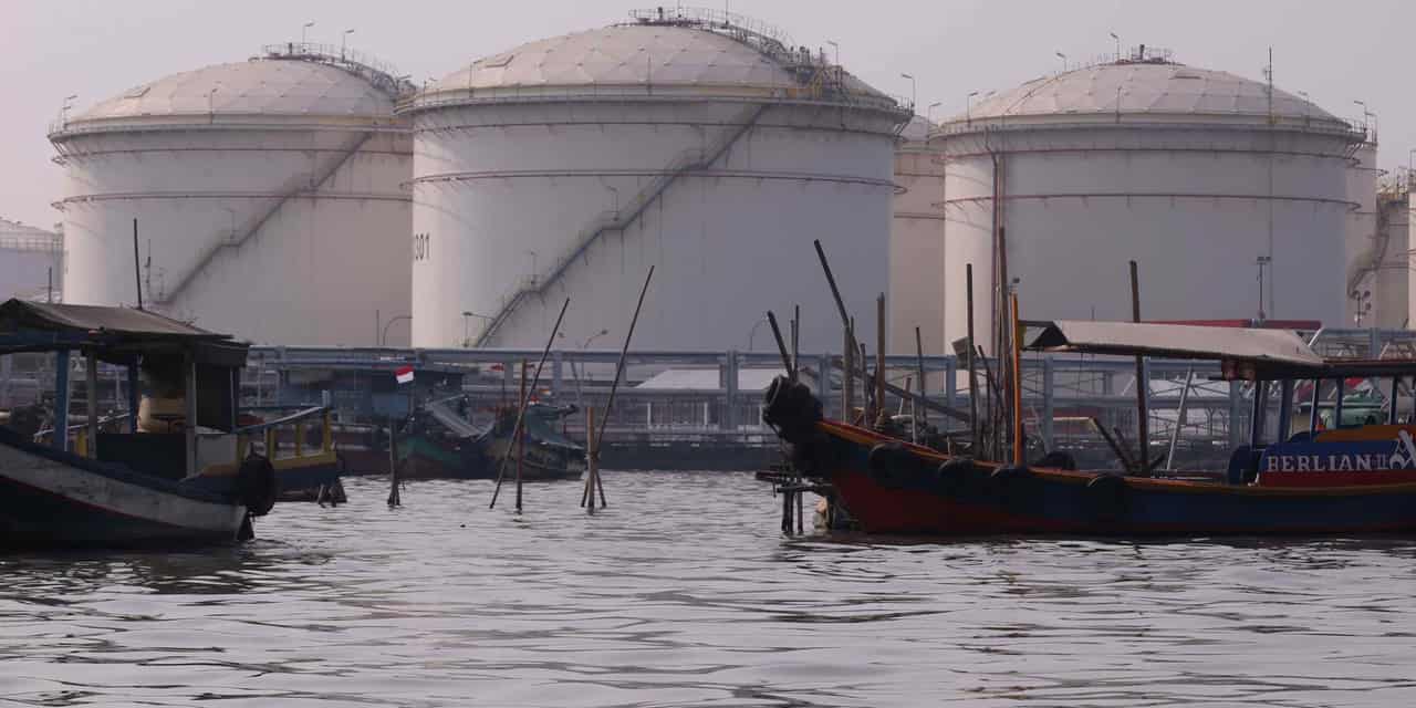 Indonesia logs first trade deficit in six years as imports soar