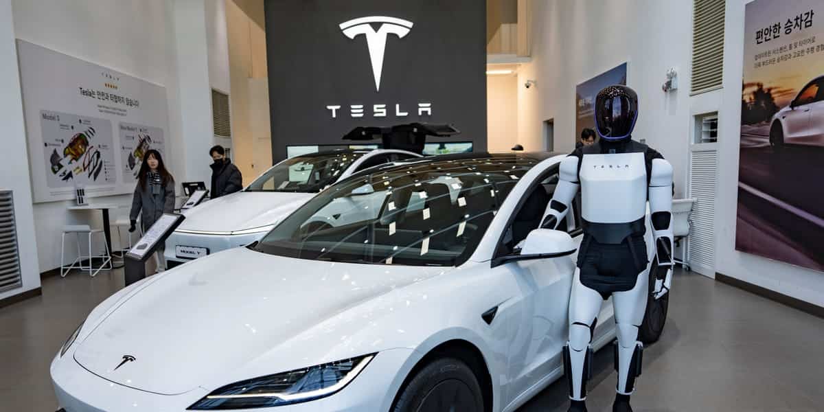 Tesla Q3 Earnings: Analysts Eye AI, Merger Clues Amid Upbeat Outlook