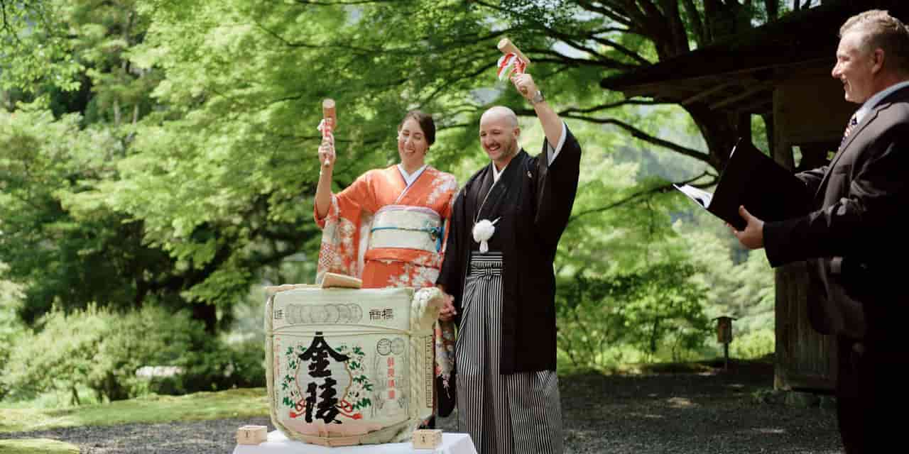 Foreign couples increasingly choose Japan for weddings amid domestic decline