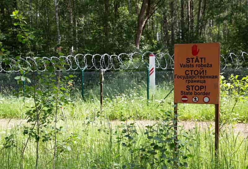Belarusian border guards threaten Latvian soldiers, steal equipment