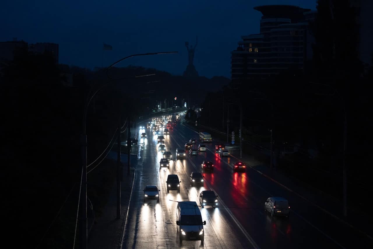 40% of Ukrainians ready to relocate if conditions worsen this winter, poll shows