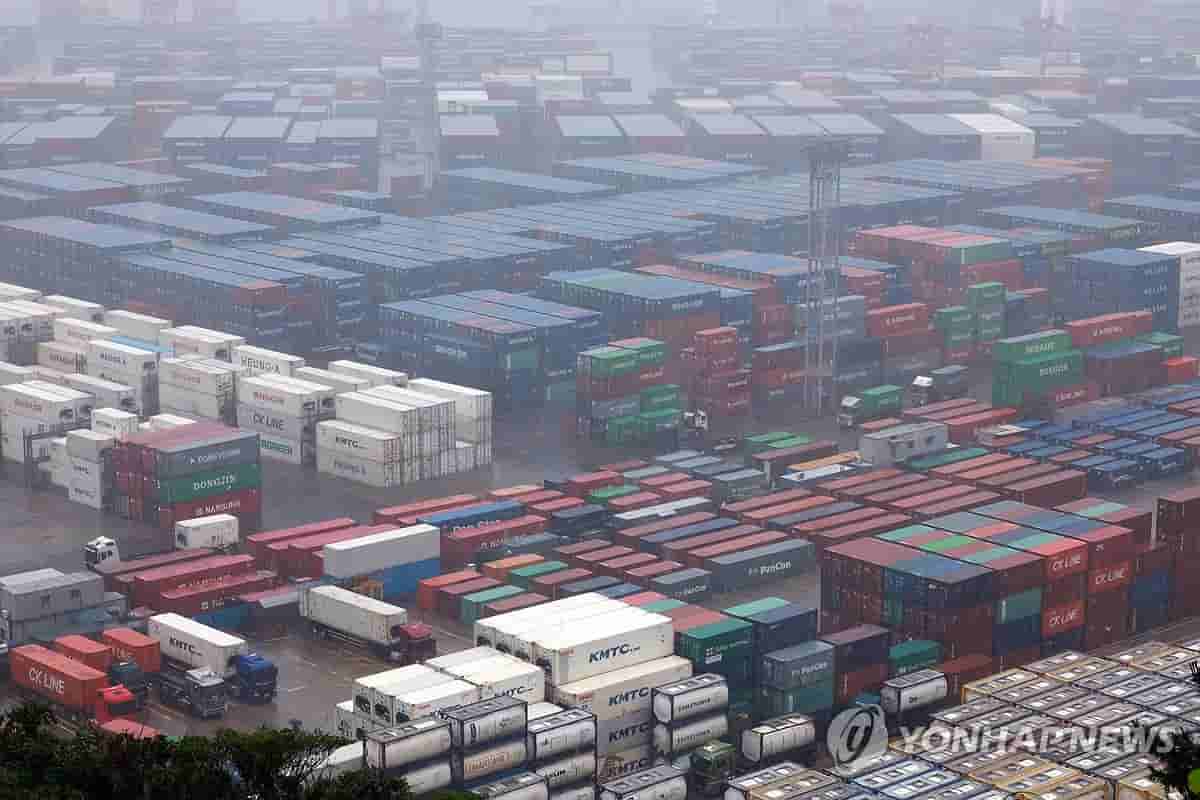 South Korea import prices fall fastest in 3.5 years on oil decline
