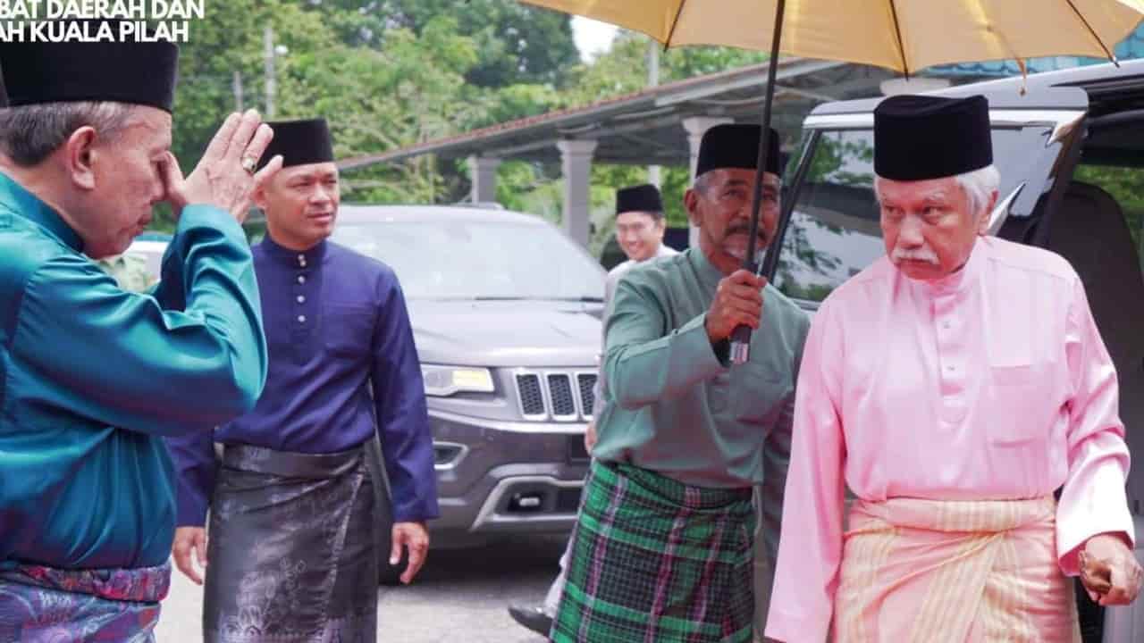 Malaysian Ruler Publicly Rebuke Chief Minister Over Throne Dispute