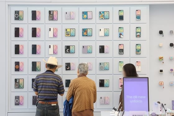 Global Smartphone Shipments Drop 22% Amid Rising Costs